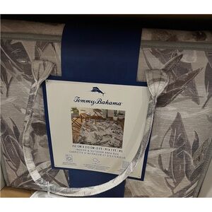 Tommy Bahama Neutral Leaf Indoor/Outdoor Rug - Gray and Off-White 5X7 feet